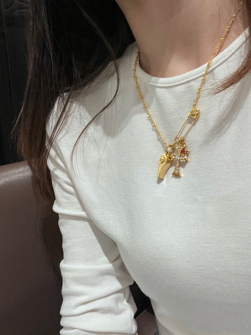 Ch*0me He**ts necklaces